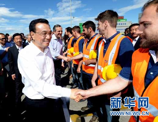 6月20日，國務(wù)院總理李克強與希臘總理薩馬拉斯共同考察中國遠洋運輸集團比雷埃夫斯集裝箱碼頭。這是李克強和薩馬拉斯來到3號碼頭，同碼頭工人親切交流。新華社記者 李濤 攝 
