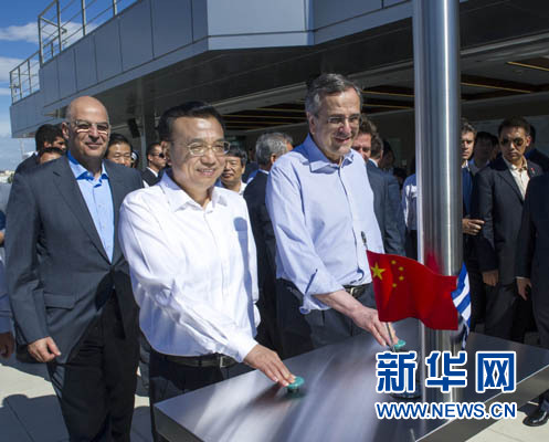 這是李克強與薩馬拉斯共同發(fā)出指令，一列滿載中國貨物的列車緩緩駛出比雷埃夫斯港，開往中東歐目的地。新華社記者 王曄 攝