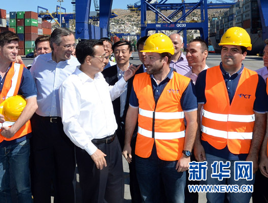 6月20日，國務(wù)院總理李克強與希臘總理薩馬拉斯共同考察中國遠洋運輸集團比雷埃夫斯集裝箱碼頭。這是李克強和薩馬拉斯來到3號碼頭，同碼頭工人親切交流。新華社記者 李濤 攝