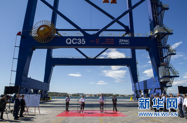 這是李克強和薩馬拉斯在3號碼頭發(fā)表講話。新華社記者 王曄 攝