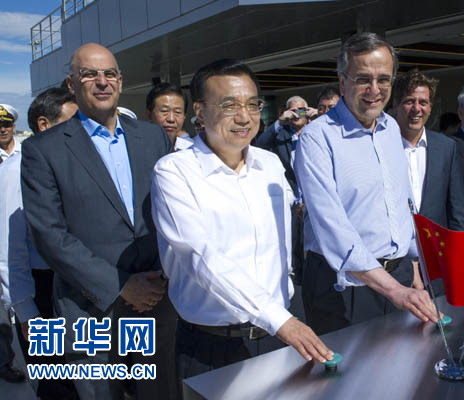 這是李克強與薩馬拉斯共同發(fā)出指令，一列滿載中國貨物的列車緩緩駛出比雷埃夫斯港，開往中東歐目的地。新華社記者 王曄 攝