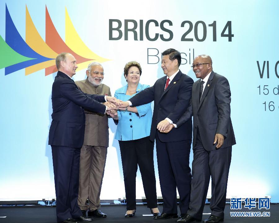 7月15日，國家主席習(xí)近平在巴西福塔萊薩出席金磚國家領(lǐng)導(dǎo)人第六次會(huì)晤。這是金磚國家領(lǐng)導(dǎo)人集體合影。 新華社記者蘭紅光攝 