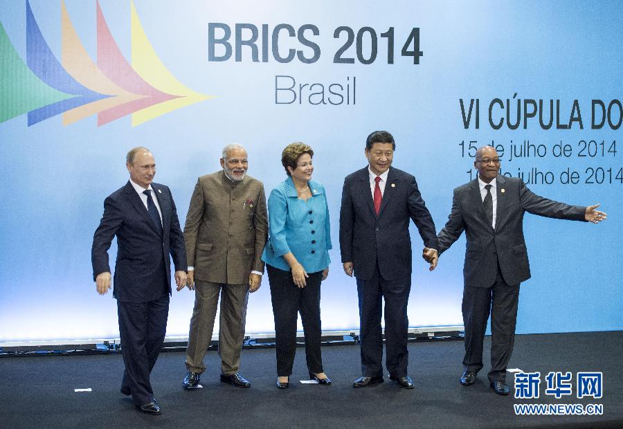 7月15日，國家主席習(xí)近平在巴西福塔萊薩出席金磚國家領(lǐng)導(dǎo)人第六次會(huì)晤。這是金磚國家領(lǐng)導(dǎo)人集體合影。 新華社記者王曄攝  