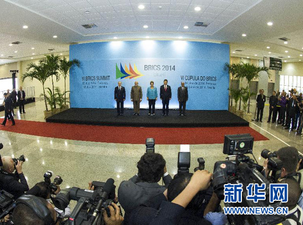 7月15日，國家主席習(xí)近平在巴西福塔萊薩出席金磚國家領(lǐng)導(dǎo)人第六次會(huì)晤。這是金磚國家領(lǐng)導(dǎo)人集體合影。 新華社記者王曄攝