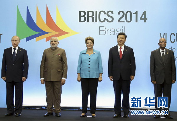  7月15日，國家主席習(xí)近平在巴西福塔萊薩出席金磚國家領(lǐng)導(dǎo)人第六次會(huì)晤。這是金磚國家領(lǐng)導(dǎo)人集體合影。 新華社記者蘭紅光攝