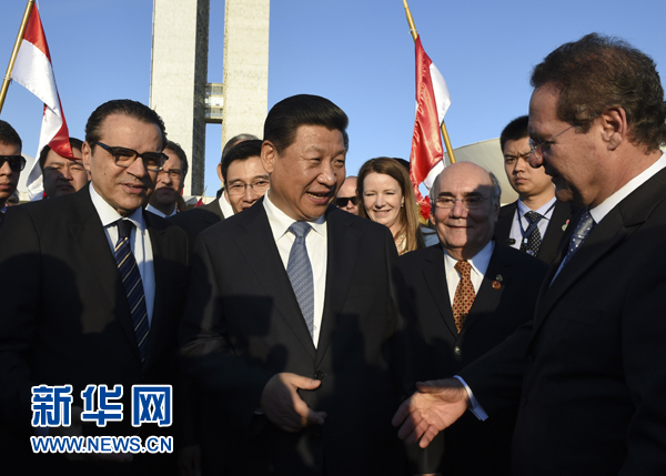 7月16日，國家主席習(xí)近平在巴西利亞會(huì)見巴西參議長(zhǎng)卡列羅斯（前右）和眾議長(zhǎng)阿爾維斯（前左）。 新華社記者 李學(xué)仁 攝 