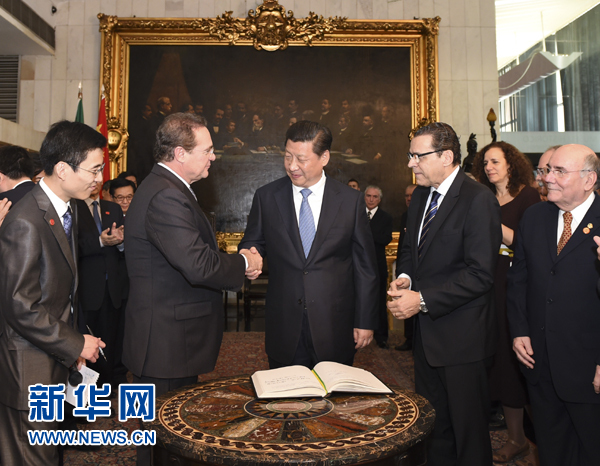 7月16日，國家主席習(xí)近平在巴西利亞會(huì)見巴西參議長(zhǎng)卡列羅斯（前排左二）和眾議長(zhǎng)阿爾維斯（前排右二）。 新華社記者 李學(xué)仁 攝 