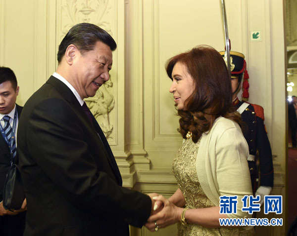 當?shù)貢r間7月18日，國家主席習近平在布宜諾斯艾利斯同阿根廷總統(tǒng)克里斯蒂娜舉行會談。這是會談開始前，克里斯蒂娜在總統(tǒng)府為習近平舉行隆重歡迎儀式。新華社記者 李學(xué)仁 攝