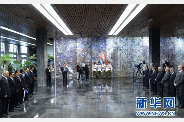 當(dāng)?shù)貢r間7月22日，國家主席習(xí)近平在哈瓦那接受古巴政府授予的&ldquo;何塞&middot;馬蒂&rdquo;勛章。古巴國務(wù)委員會主席兼部長會議主席勞爾&middot;卡斯特羅為習(xí)近平佩戴勛章。新華社記者馬占成攝