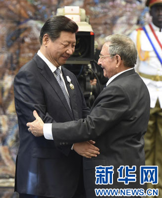 當(dāng)?shù)貢r間7月22日，國家主席習(xí)近平在哈瓦那接受古巴政府授予的&ldquo;何塞&middot;馬蒂&rdquo;勛章。古巴國務(wù)委員會主席兼部長會議主席勞爾&middot;卡斯特羅為習(xí)近平佩戴勛章。新華社記者馬占成攝