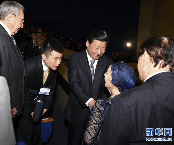     當(dāng)?shù)貢r(shí)間7月22日，國(guó)家主席習(xí)近平在哈瓦那與古巴國(guó)務(wù)委員會(huì)主席兼部長(zhǎng)會(huì)議主席勞爾&middot;卡斯特羅共同觀看中古芭蕾舞聯(lián)合演出。新華社記者李學(xué)仁攝 