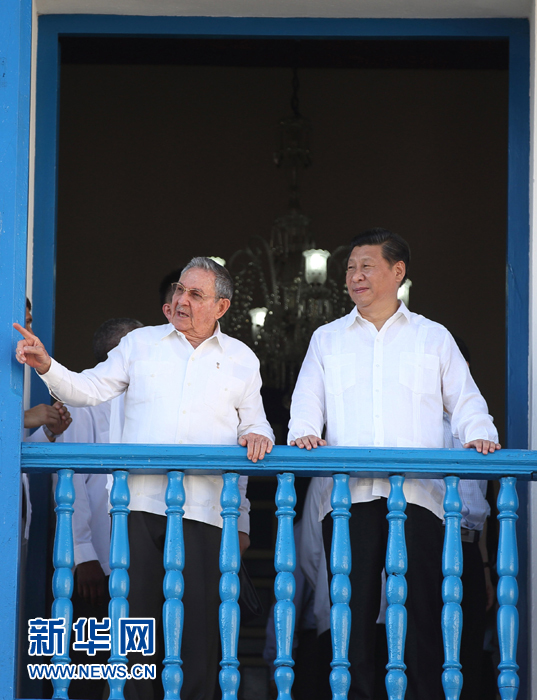 這是習(xí)近平在勞爾陪同下參觀圣地亞哥市政府時(shí)一同走上二層陽臺(tái)。1959年1月1日，菲德爾&middot;卡斯特羅就是站在這里宣布古巴革命勝利。新華社記者蘭紅光 攝 
