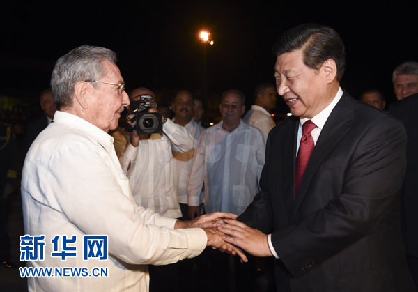 當(dāng)?shù)貢r(shí)間7月23日，國家主席習(xí)近平結(jié)束對古巴的訪問，離開圣地亞哥，啟程回國。這是古巴國務(wù)委員會(huì)主席兼部長會(huì)議主席勞爾&middot;卡斯特羅到機(jī)場為習(xí)近平送行。新華社記者 李學(xué)仁 攝 