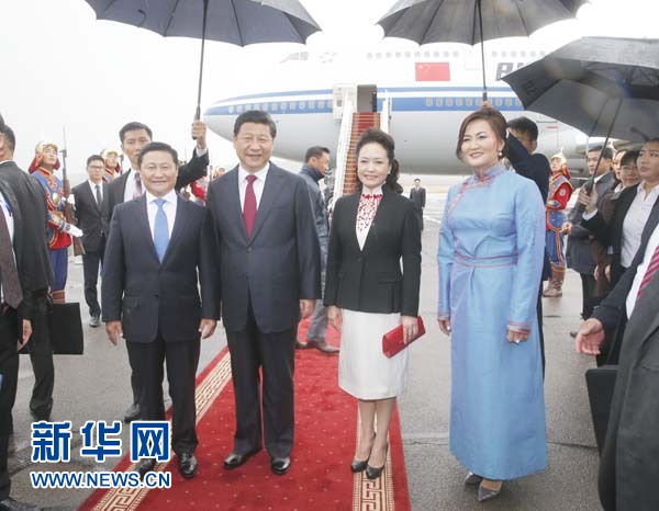 8月21日，國(guó)家主席習(xí)近平抵達(dá)烏蘭巴托，開始對(duì)蒙古國(guó)進(jìn)行國(guó)事訪問。習(xí)近平和夫人彭麗媛在機(jī)場(chǎng)受到蒙古國(guó)總理阿勒坦呼亞格夫婦熱情迎接。新華社記者鞠鵬攝 