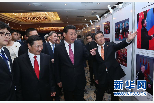 8月22日，國(guó)家主席習(xí)近平在烏蘭巴托與蒙古國(guó)總理阿勒坦呼亞格共同出席中蒙經(jīng)貿(mào)合作回顧展開(kāi)幕式。 新華社記者 龐興雷 攝 