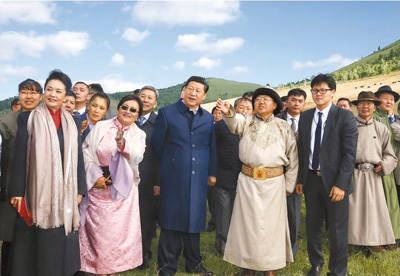 　　八月二十二日，國家主席習(xí)近平在蒙古國總統(tǒng)額勒貝格道爾吉陪同下前往烏蘭巴托市郊觀看那達(dá)慕。這是習(xí)近平和夫人彭麗媛同額勒貝格道爾吉夫婦觀看表演。新華社記者　鞠鵬攝