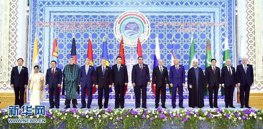 9月12日，上海合作組織成員國元首理事會第十四次會議在塔吉克斯坦首都杜尚別舉行。國家主席習(xí)近平出席會議并發(fā)表重要講話。這是與會成員國元首、觀察員國領(lǐng)導(dǎo)人或代表、主席國客人以及有關(guān)國際和地區(qū)組織代表集體合影。新華社記者李濤攝 