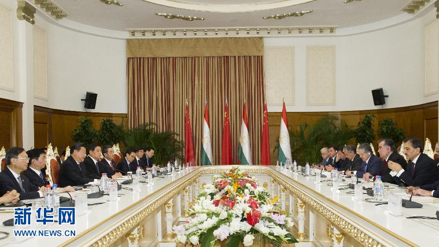 9月13日，國家主席習(xí)近平在杜尚別同塔吉克斯坦總統(tǒng)拉赫蒙舉行會談。 新華社記者謝環(huán)馳攝 