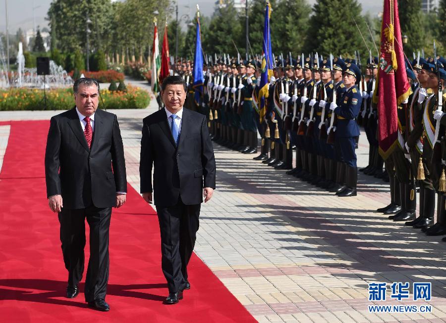 9月13日，國家主席習(xí)近平在杜尚別同塔吉克斯坦總統(tǒng)拉赫蒙舉行會(huì)談。會(huì)談前，拉赫蒙在民族宮前廣場為習(xí)近平舉行隆重的歡迎儀式。新華社記者馬占成攝 