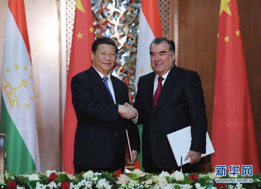 9月13日，國(guó)家主席習(xí)近平和塔吉克斯坦總統(tǒng)拉赫蒙在杜尚別共同簽署《中塔關(guān)于進(jìn)一步發(fā)展和深化戰(zhàn)略伙伴關(guān)系的聯(lián)合宣言》。新華社記者謝環(huán)馳攝 