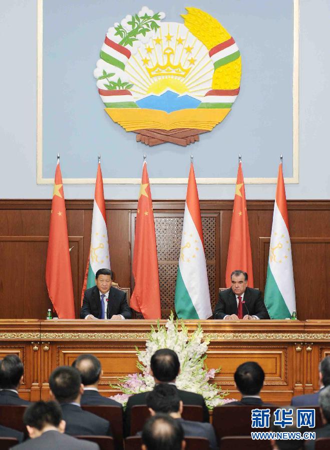 9月13日，國(guó)家主席習(xí)近平同塔吉克斯坦總統(tǒng)拉赫蒙在杜尚別共同會(huì)見(jiàn)記者。 新華社記者謝環(huán)馳攝