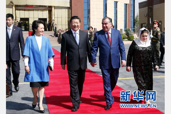 9月14日，國家主席習近平結束對塔吉克斯坦的國事訪問，乘坐專機離開杜尚別。拉赫蒙總統(tǒng)夫婦專程到機場為習近平和夫人彭麗媛送行。新華社記者 鞠鵬 攝 