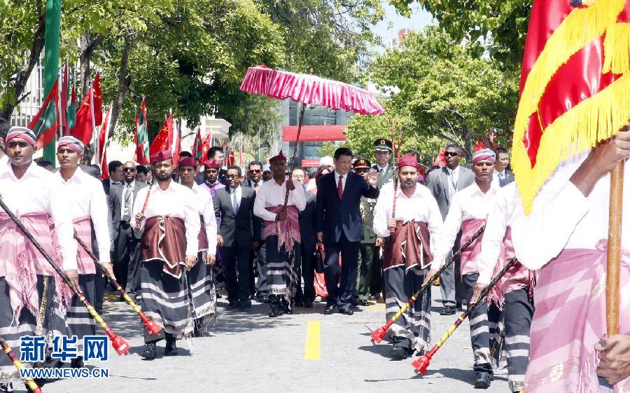 9月15日，國家主席習(xí)近平同馬爾代夫總統(tǒng)亞明在馬累舉行會談。會談前，亞明在共和國廣場為習(xí)近平舉行歡迎儀式。 新華社記者 鞠鵬 攝