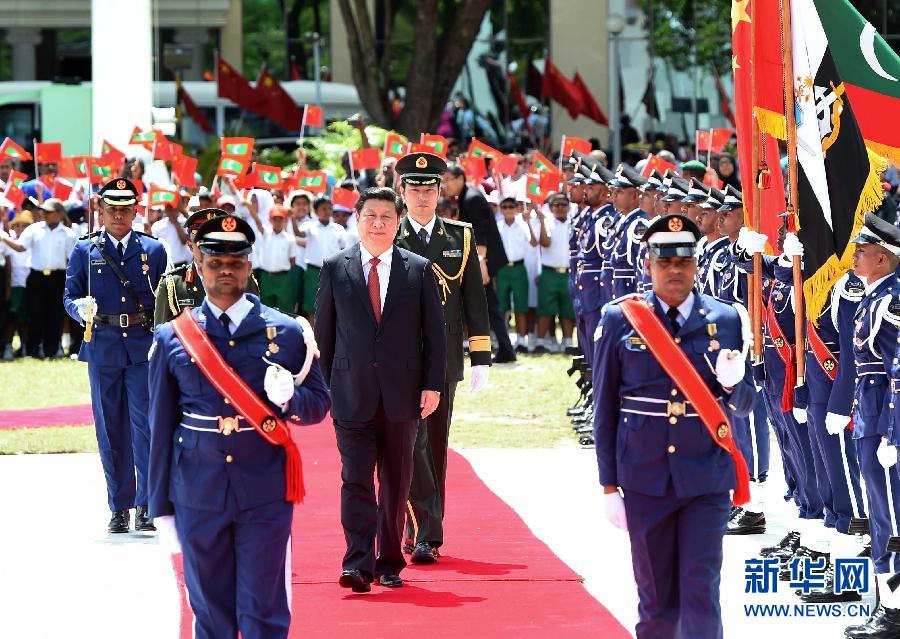 9月15日，國家主席習(xí)近平同馬爾代夫總統(tǒng)亞明在馬累舉行會談。會談前，亞明在共和國廣場為習(xí)近平舉行歡迎儀式。 新華社記者 馬占成 攝 