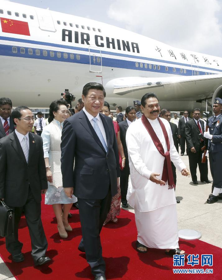 9月16日，國家主席習(xí)近平抵達(dá)科倫坡，開始對(duì)斯里蘭卡進(jìn)行國事訪問。在班達(dá)拉奈克國際機(jī)場(chǎng)，習(xí)近平和夫人彭麗媛受到拉賈帕克薩總統(tǒng)夫婦熱情迎接。新華社記者鞠鵬攝 