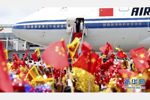 9月16日，國家主席習(xí)近平抵達(dá)科倫坡，開始對(duì)斯里蘭卡進(jìn)行國事訪問。這是習(xí)近平和夫人彭麗媛向歡迎群眾揮手致意。 新華社記者馬占成攝 