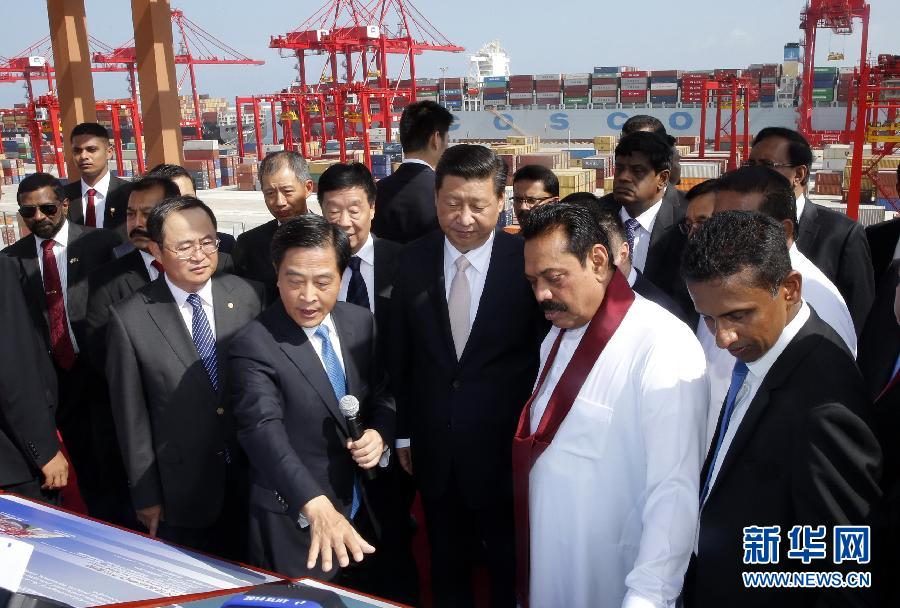 9月17日，國家主席習(xí)近平在斯里蘭卡總統(tǒng)拉賈帕克薩陪同下，考察中斯重要合作項目&mdash;&mdash;科倫坡港南集裝箱碼頭。 新華社記者 鞠鵬 攝