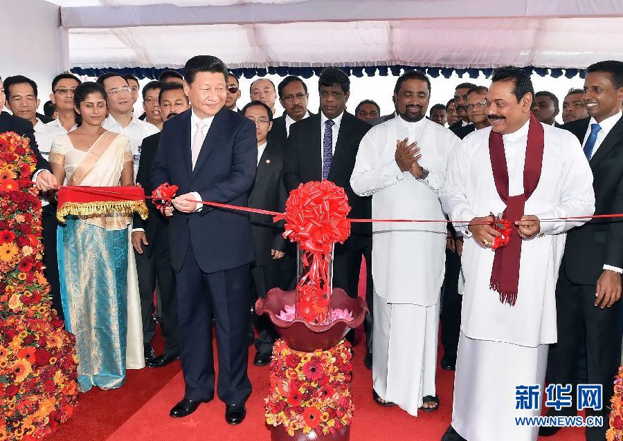 9月17日，國家主席習(xí)近平在斯里蘭卡總統(tǒng)拉賈帕克薩陪同下考察中斯港口合作項目。這是習(xí)近平和拉賈帕克薩為港口城開工剪彩。 新華社記者李濤 攝
