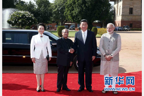 9月18日，國家主席習(xí)近平出席印度總統(tǒng)慕克吉在總統(tǒng)府舉行的隆重歡迎儀式。這是儀式前，習(xí)近平與慕克吉親切握手。 新華社記者 鞠鵬 攝