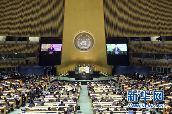 9月23日，國(guó)家主席習(xí)近平特使、國(guó)務(wù)院副總理張高麗在紐約聯(lián)合國(guó)總部出席聯(lián)合國(guó)氣候峰會(huì)，在峰會(huì)全會(huì)上發(fā)表題為《凝聚共識(shí)　落實(shí)行動(dòng)構(gòu)建合作共贏的全球氣候治理體系》的講話。 新華社記者 殷博古 攝