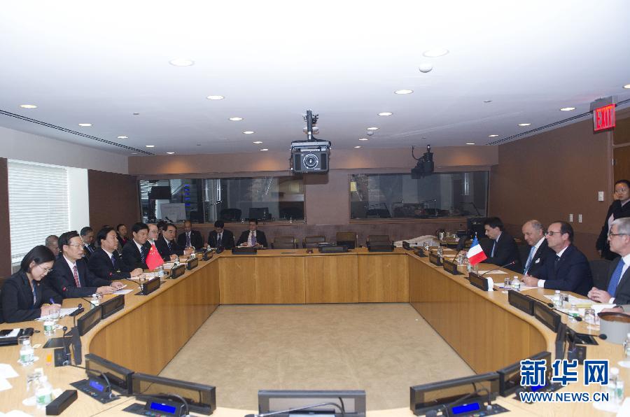 9月23日，出席聯(lián)合國氣候峰會的國家主席習近平特使、國務院副總理張高麗在紐約聯(lián)合國總部會見法國總統(tǒng)奧朗德。 新華社記者 王曄 攝