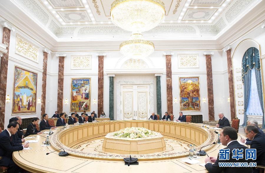 9月26日，應(yīng)邀訪問白俄羅斯的國務(wù)院副總理張高麗在明斯克會見白俄羅斯總統(tǒng)盧卡申科。新華社記者王曄攝 