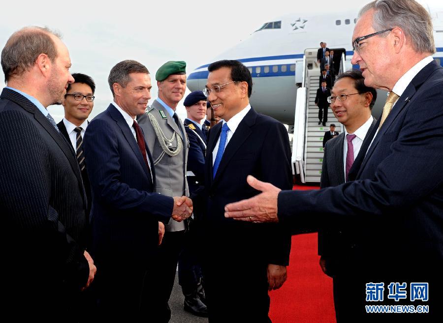 10月9日，國(guó)務(wù)院總理李克強(qiáng)抵達(dá)柏林開始對(duì)德國(guó)進(jìn)行正式訪問。德國(guó)政府高級(jí)官員到機(jī)場(chǎng)迎接。 新華社記者 饒愛民 攝