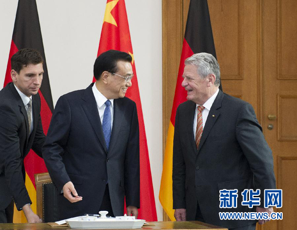 10月10日，國務(wù)院總理李克強(qiáng)在柏林會見德國總統(tǒng)高克。這是李克強(qiáng)總理與高克總統(tǒng)親切交談。 新華社記者 王曄 攝 