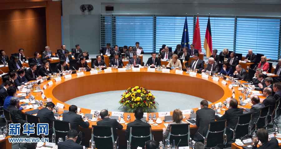 10月10日，中國(guó)國(guó)務(wù)院總理李克強(qiáng)在柏林與德國(guó)總理默克爾共同主持第三輪中德政府磋商。 新華社記者 李學(xué)仁 攝 