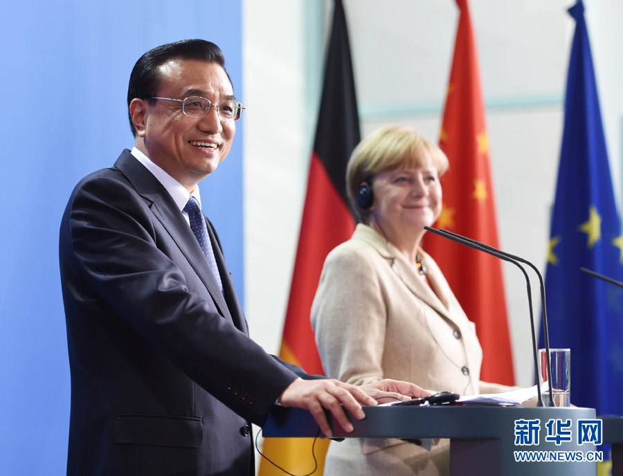 10月10日，國務(wù)院總理李克強(qiáng)在柏林與德國總理默克爾圓滿結(jié)束第三輪中德政府磋商后共同會(huì)見記者。 新華社記者 李學(xué)仁 攝 