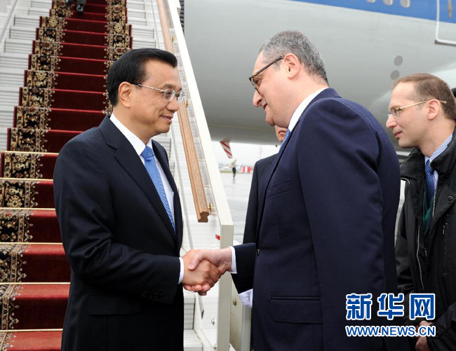 10月12日，中國國務(wù)院總理李克強(qiáng)乘專機(jī)抵達(dá)莫斯科，開始對(duì)俄羅斯進(jìn)行正式訪問并舉行中俄總理第十九次定期會(huì)晤。俄羅斯聯(lián)邦政府高級(jí)官員到機(jī)場迎接李克強(qiáng)總理。新華社記者 饒愛民 攝