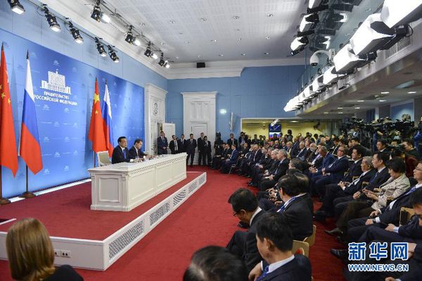 10月13日，國務院總理李克強在莫斯科與俄羅斯總理梅德韋杰夫圓滿結束中俄總理第十九次定期會晤后共同會見記者。 新華社記者李學仁攝