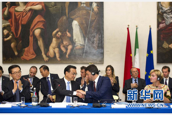 10月14日，中國國務(wù)院總理李克強(qiáng)在羅馬巴爾貝里尼宮與意大利總理倫齊共同會見中意企業(yè)家委員會委員及企業(yè)家代表并致辭。 新華社記者謝環(huán)馳 攝 