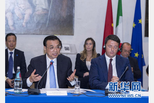 10月14日，中國國務(wù)院總理李克強(qiáng)在羅馬巴爾貝里尼宮與意大利總理倫齊共同會見中意企業(yè)家委員會委員及企業(yè)家代表并致辭。 新華社記者 王曄攝 