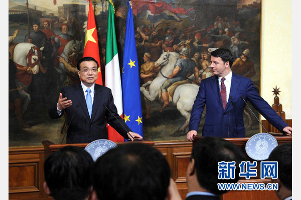 10月14日，中國國務(wù)院總理李克強(qiáng)與意大利總理倫齊在羅馬舉行會談后共同會見記者。 新華社記者 饒愛民 攝 
