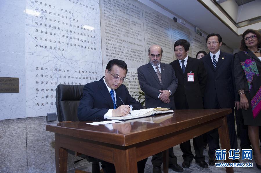 10月15日，中國國務院總理李克強在羅馬會見聯(lián)合國糧農(nóng)組織總干事格拉齊亞諾。這是李克強抵達后在貴賓簿上簽字。 新華社記者 王曄 攝