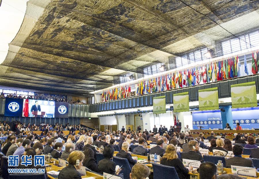 10月15日，中國國務院總理李克強在格拉齊亞諾總干事的陪同下在位于羅馬的聯(lián)合國糧農(nóng)組織總部發(fā)表演講。 新華社記者 王曄 攝 