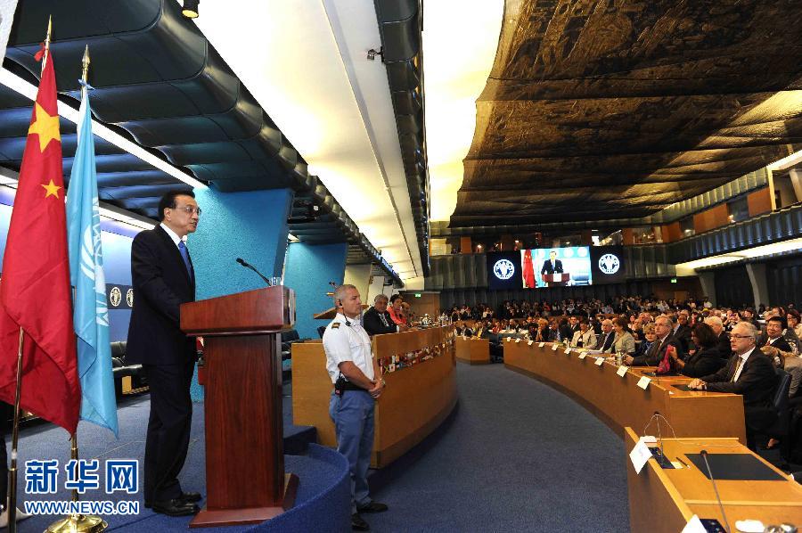 10月15日，中國國務院總理李克強在格拉齊亞諾總干事的陪同下在位于羅馬的聯(lián)合國糧農(nóng)組織總部發(fā)表演講。 新華社記者 饒愛民 攝 