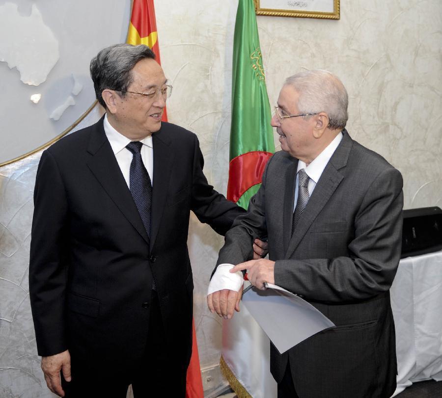 11月1日，正在阿爾及利亞進(jìn)行正式友好訪問的全國政協(xié)主席俞正聲在阿爾及爾與阿民族院議長本&middot;薩拉赫舉行會談。這是俞正聲親切詢問本&middot;薩拉赫的手傷情況。新華社記者 張鐸 攝 