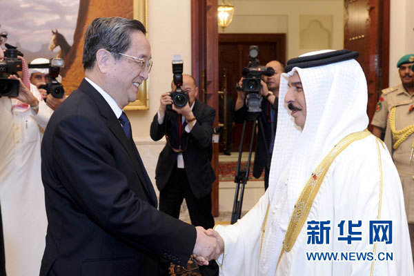 11月6日，正在巴林進(jìn)行正式友好訪問(wèn)的全國(guó)政協(xié)主席俞正聲在麥納麥會(huì)見(jiàn)巴林國(guó)王哈馬德。 新華社記者 張鐸 攝